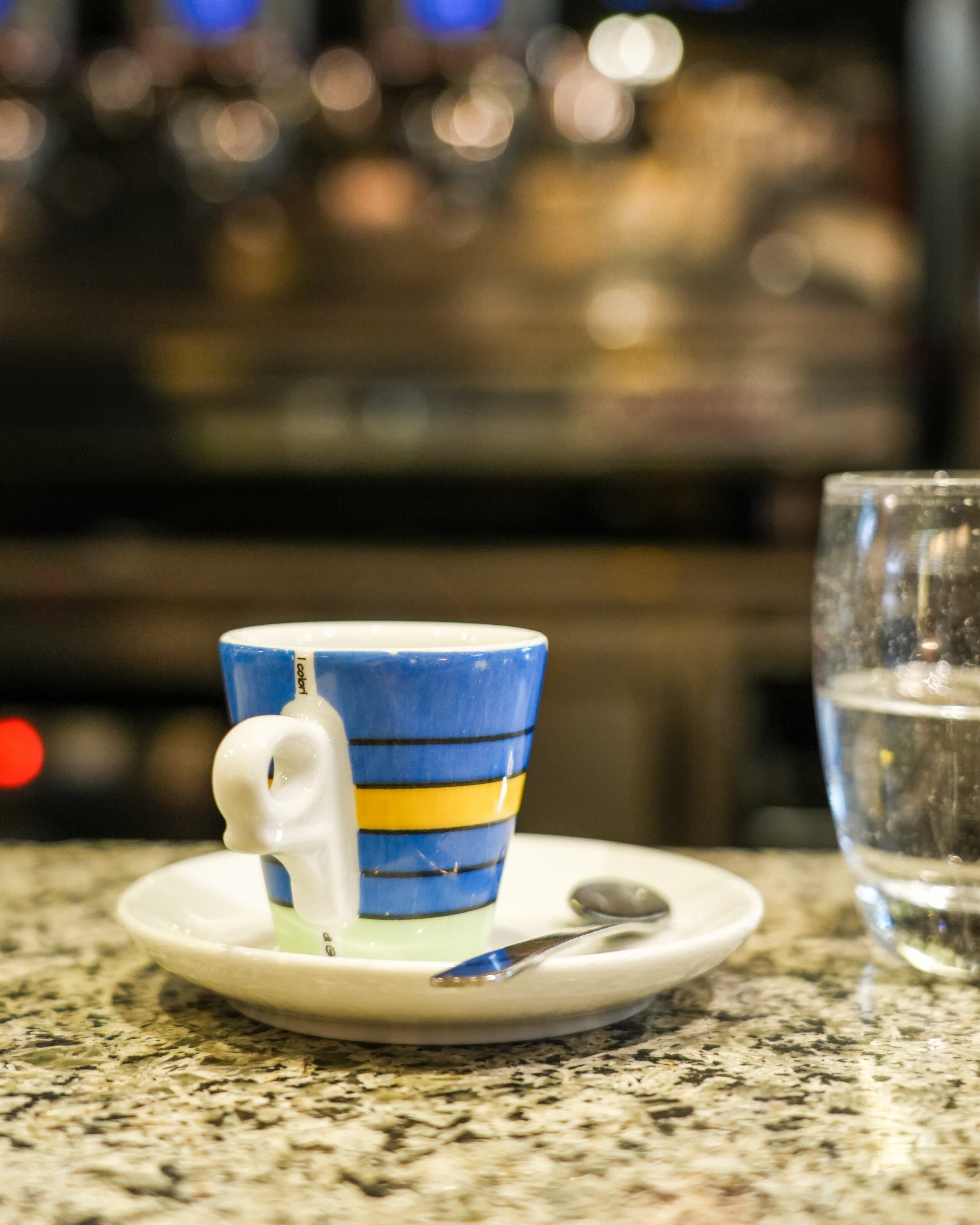 Una tazzina di caffè sul bancone di marmo
