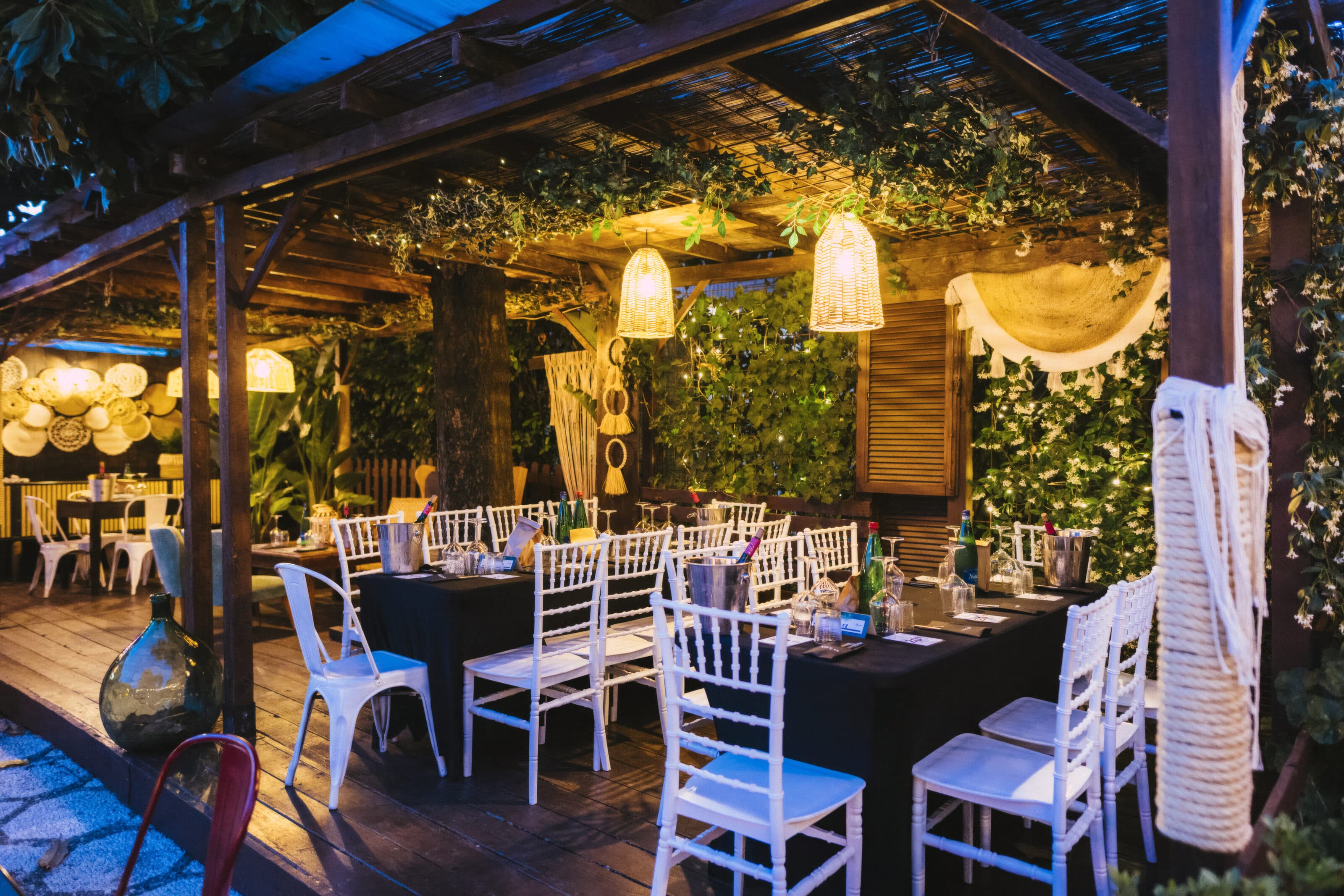 La tavolata dello Shabby sotto le lanterne di vimini