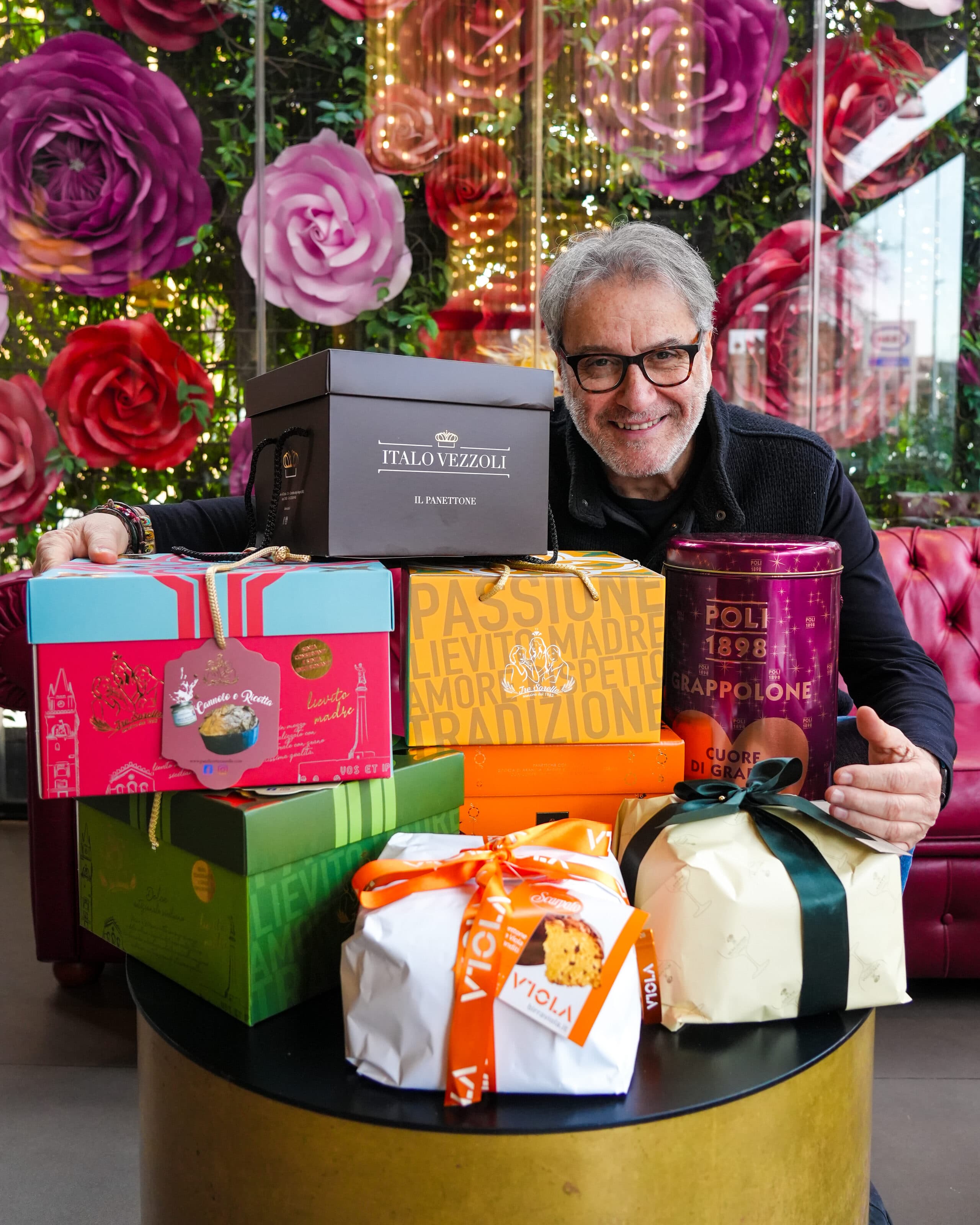 Vincenzo Minotti tra i panettoni e le scatole regalo di Natale